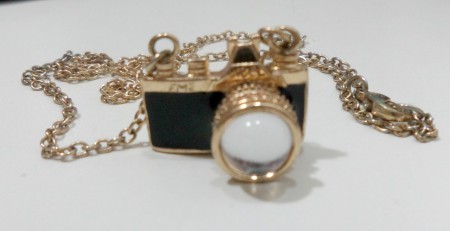 Colar máquina fotográfica